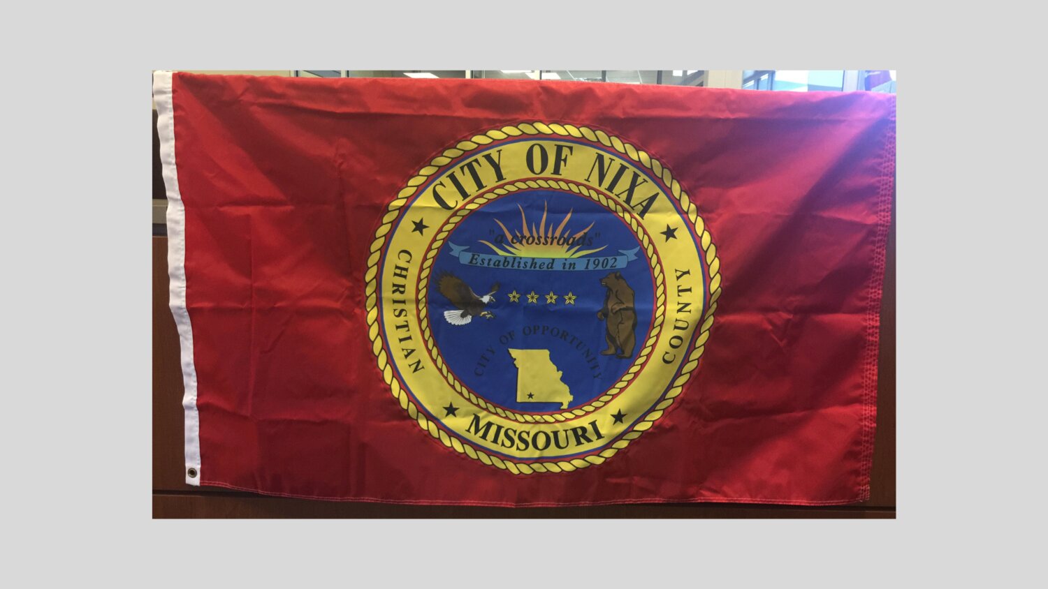 The city's old flag was used prior to 2018.